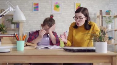 Anne kötü çalışmalar için kızı azarlıyor