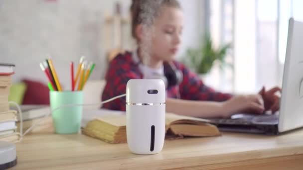 Fermer humidificateur sur la table et l'adolescence — Video