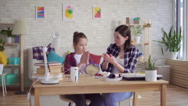 Mutter lehrt teen tochter gesichtsbehandlung haut pflege — Stockvideo