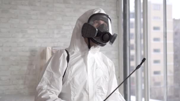 Exterminador ocupado trabalhando, sprays reagentes químicos — Vídeo de Stock
