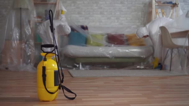 Pracovníci v ochranných oblecích stíní nábytek celofánu — Stock video