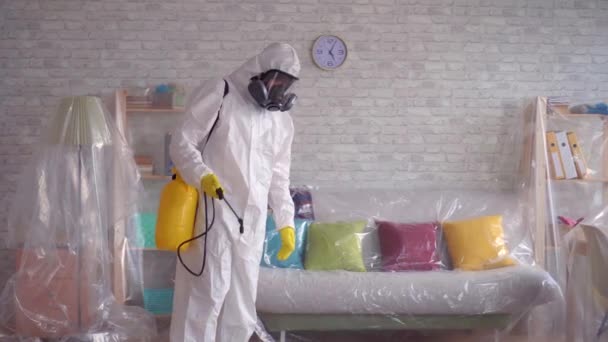 Close-up van de verdelger is het reinigen van de kamer met een spray — Stockvideo