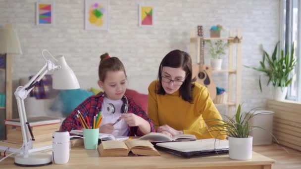 Mãe ajuda filha a fazer lição de casa — Vídeo de Stock