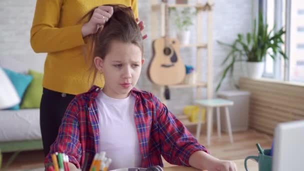 Cerca de la madre peina el pelo de sus hijas — Vídeos de Stock