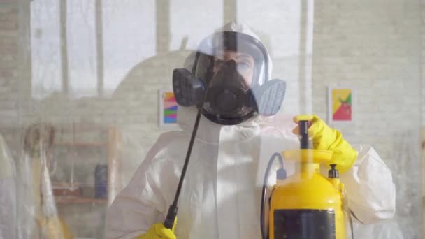 Kammerjäger in Overalls führt Oberflächenbehandlung mit einem Spray durch — Stockvideo