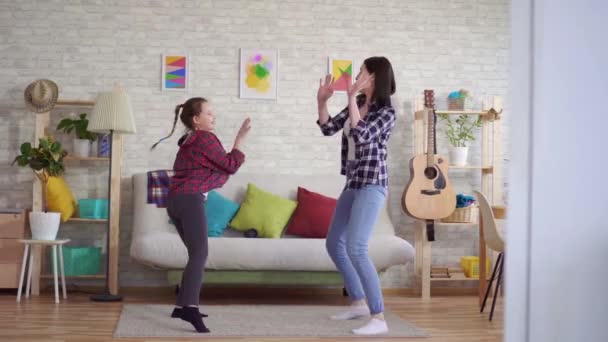 Mor och dotter dansa känslomässigt — Stockvideo