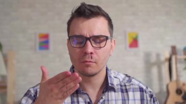 Burun yavaş Mo kan var gözlük ile genç bir adamın portresi