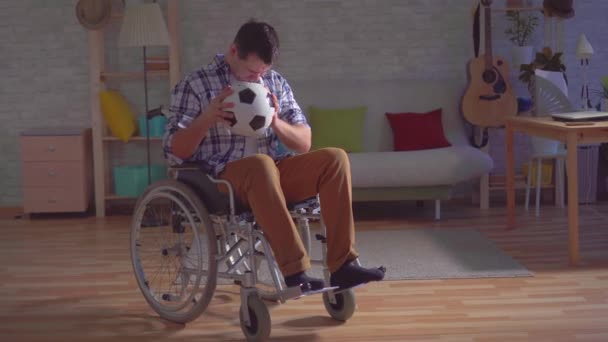 スポーツキャリアを終えるというコンセプトのアイデア、ボールが入った車いすで悲しい障害者の男 — ストック動画