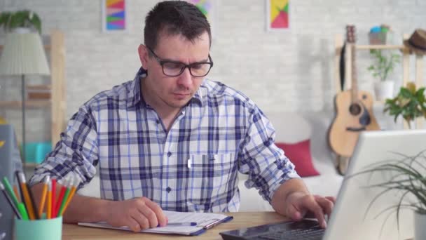 노트북에서 작업 하는 동안 젊은 남자가 코피를 했다 — 비디오