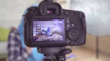 Genç Müslüman çalışma güzellik blogger bir video yazar