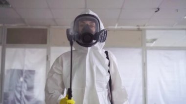 Özel giysiler ve koruyucu maske dezenfeksiyon pestisit spreyler