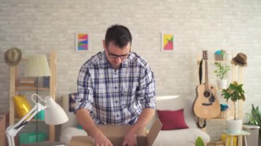 Üzgün portre hayal kırıklığına genç adam parsel açtı