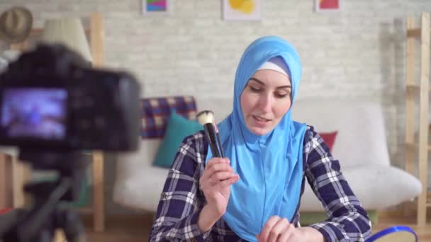 Vlog için kameranın önünde konuşan evde hijab Müslüman kadın — Stok video