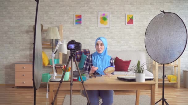 Moslimvrouw in een headscarf en schrijft op de camera BeautyBlog — Stockvideo