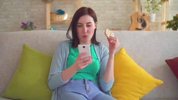 Young woman with toothache while eating — Stock Video