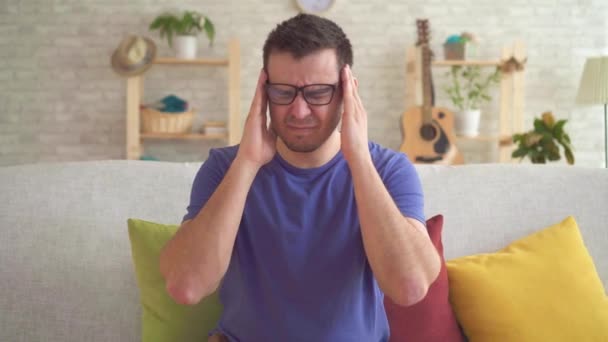 Portrait d'un jeune homme avec un mal de tête — Video