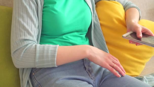 Nahaufnahme scharfer Bauchschmerzen bei einer Frau — Stockvideo