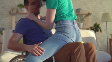 Bir genç kız ve Engelli bir kişi arasında romantik bir ilişki tekerlekli sandalye ile yakın
