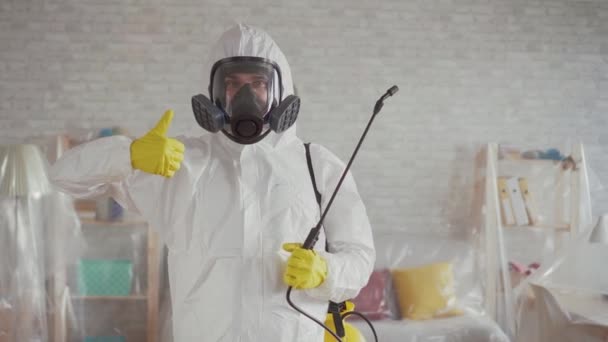 Exterminator shows his thumb up and looks into the camera — Stock Video