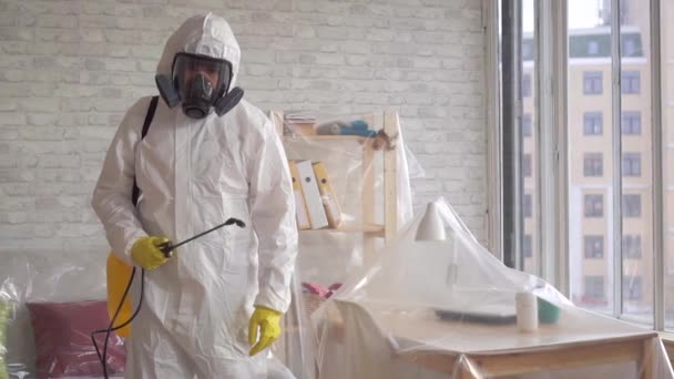 Close up man carries out pest control slow mo — Stock Video