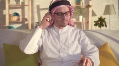 Kulaklık ile müzik dinleyen Arap adamın portresi