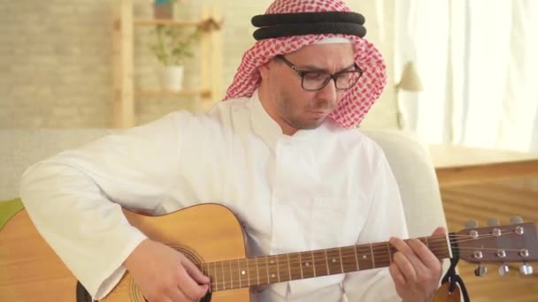 Porträtt av arabisk man spelar gitarr — Stockvideo