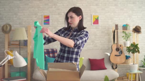Bir üzgün sinirli genç kadın portresi bir kutu açar — Stok video