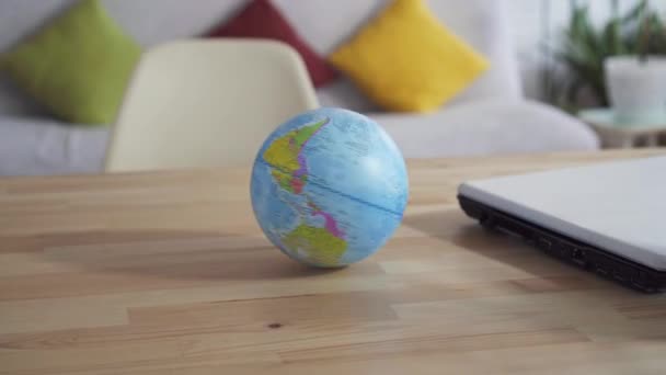 Globe draait op de tafel close-up, niemand — Stockvideo