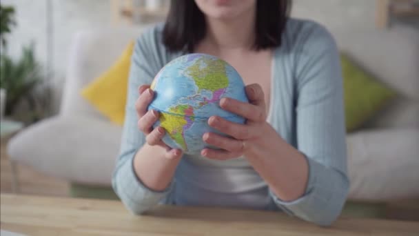 Fermez-vous vers le haut du globe d’école dans les mains d’une jeune femme, concept de jour de la terre — Video