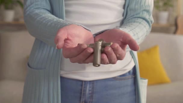Queda de baterias usadas nas mãos de uma mulher close-up de slow mo — Vídeo de Stock