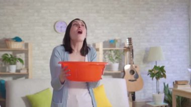 Su tavan yavaş Mo akar bir kova tutan ilgili kadın