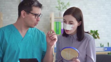 yüz plastik cerrahi sonra genç bir kadına adam doktor plastik cerrah görüşmeler