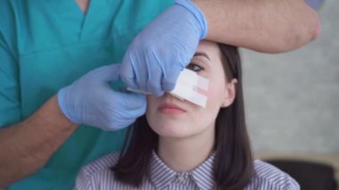 yüz plastik cerrahi sonra mutlu bir genç güzel kadının yüzüne yakın-up