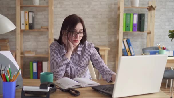 Portret van slaperige jonge vrouw kantoormedewerker — Stockvideo