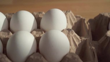 Masadaki karton kutuda birkaç yumurtayı kapatın.