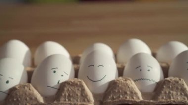 Bir karton kutu içinde boyalı yüzleri ile tavuk yumurtası kapatın. Paskalya kavramı