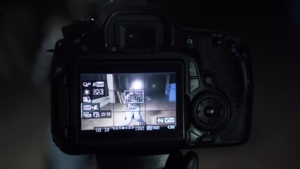 カメラ画面を通して目隠しをして関連する若い女性の人質 — ストック動画