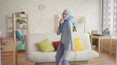 evde karaoke mikrofon hijab neşeli anlamlı Müslüman kız