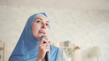 evde karaoke mikrofonda hijab neşeli anlamlı Müslüman kız portresi