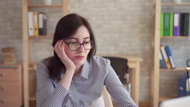 Retrato de sonolento jovem mulher escritório trabalhador interior — Vídeo de Stock