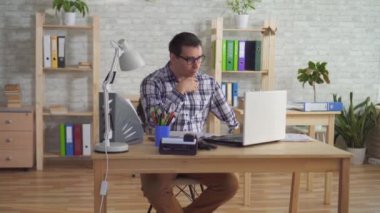 işyerinde bir eli ile erkek ofis çalışanı