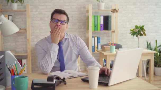Divertente ritratto di un uomo che dorme in ufficio sul posto di lavoro — Video Stock