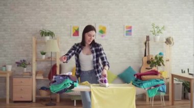 ekose gömlek neşeli genç kadın evde keten demir ütülü