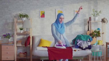 portre güzel Müslüman kadın neşeli dans ev kadını