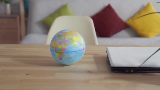 Primer plano globo girando sobre la mesa lento mo — Vídeo de stock