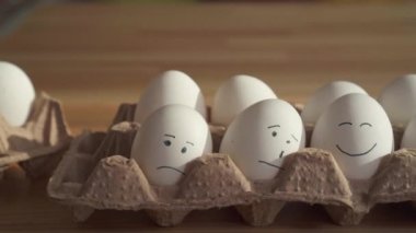 Bir karton kutu içinde boyalı yüzleri ile tavuk yumurtası kapatın