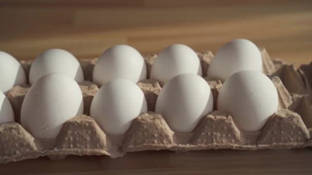 Cerrar los huevos de pollo en una caja de cartón — Vídeo de stock