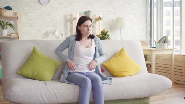 La jeune femme a trouvé les plis sur le corps, elle regarde dans le miroir et garde les plis — Video