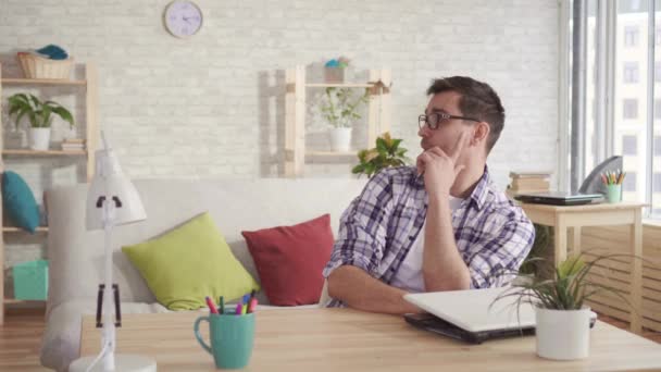 Man verbergt iets van zijn vrouw in de laptop — Stockvideo