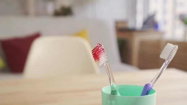 Bloed op de tandenborstel. — Stockvideo